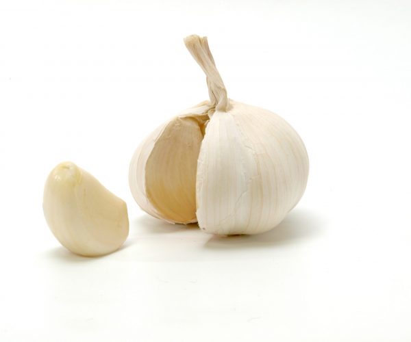 Opened_garlic_bulb_with_garlic_clove