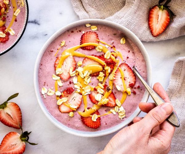 Strawberry-Smoothie-Bowl-with-Banana-Flax